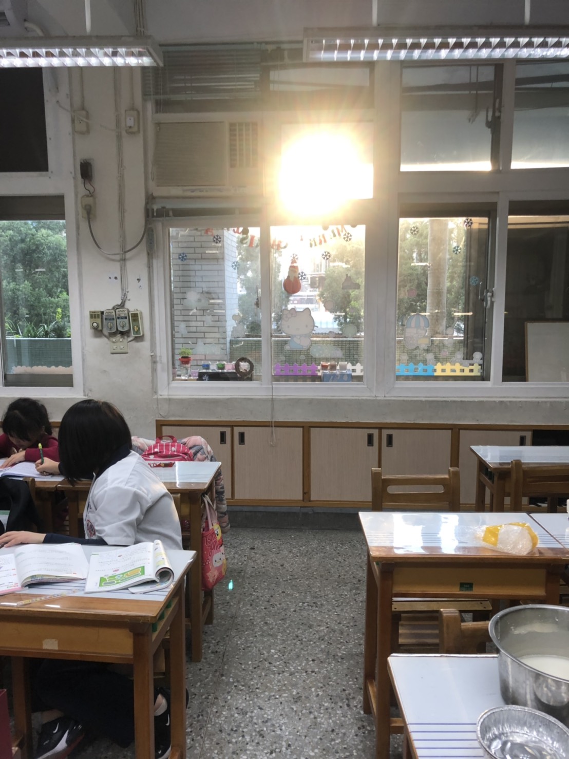 大巨蛋外牆光害，影響學童學習。 圖：許淑華辦公室 / 提供
