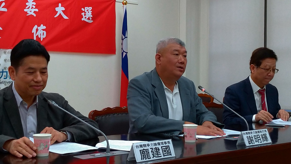 謝明輝(圖中)認為，蔡政府近日爆出多項醜聞，民眾不滿高漲。 圖:陳佩君/攝