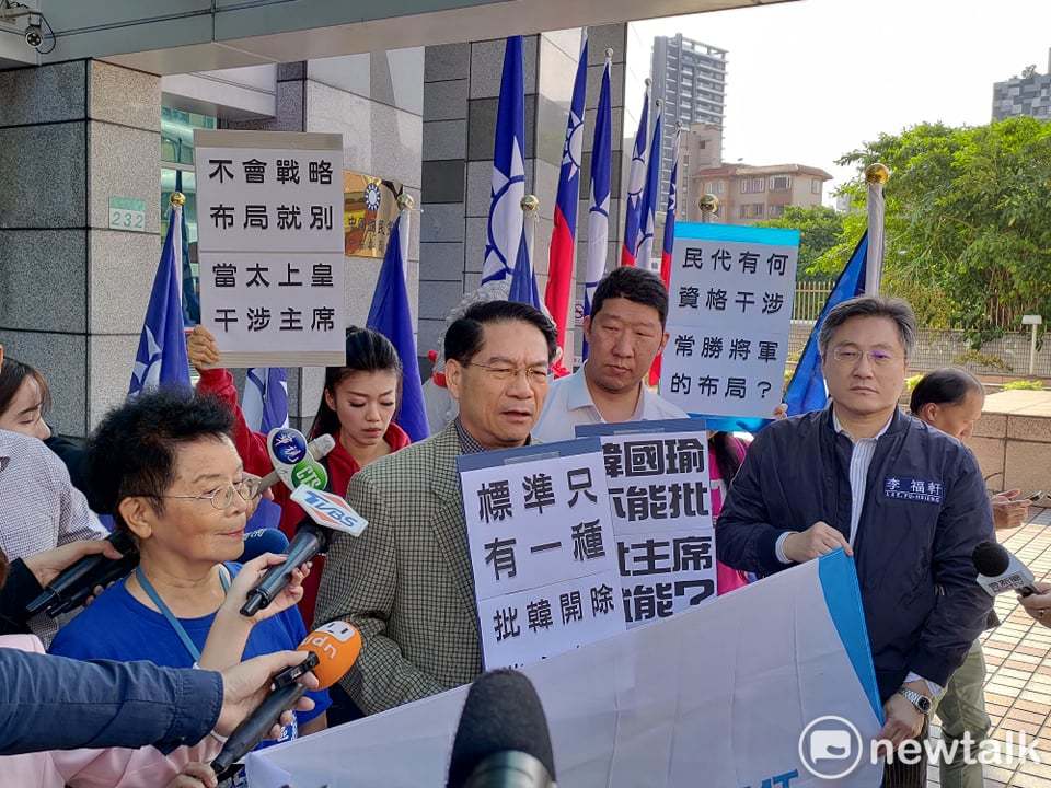 國民黨行管會副主委李福軒、前中央委員溫三郎聲援國民黨主席吳敦義自列不分區。 圖：黃建豪/攝