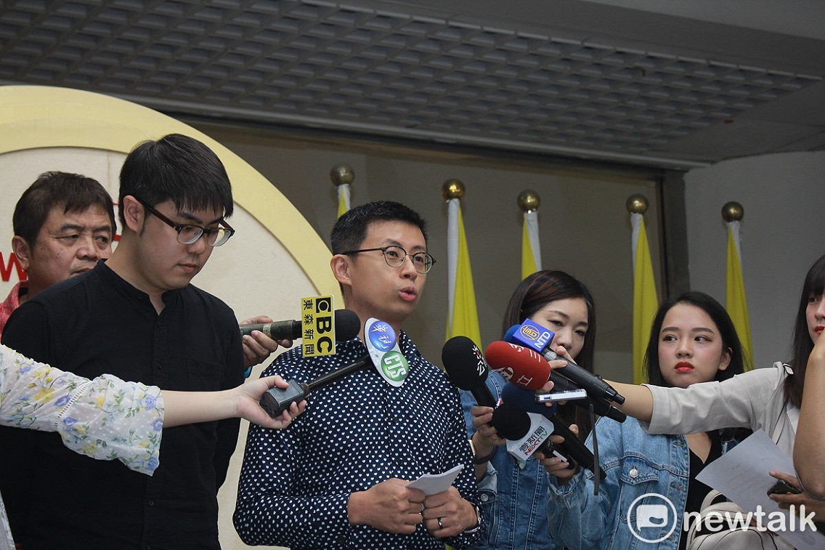昨日宣布成立「歡樂無法黨」，台北市議員「呱吉」邱威傑今(6)日與張志祺一同召開記者會。 圖：周煊惠／攝