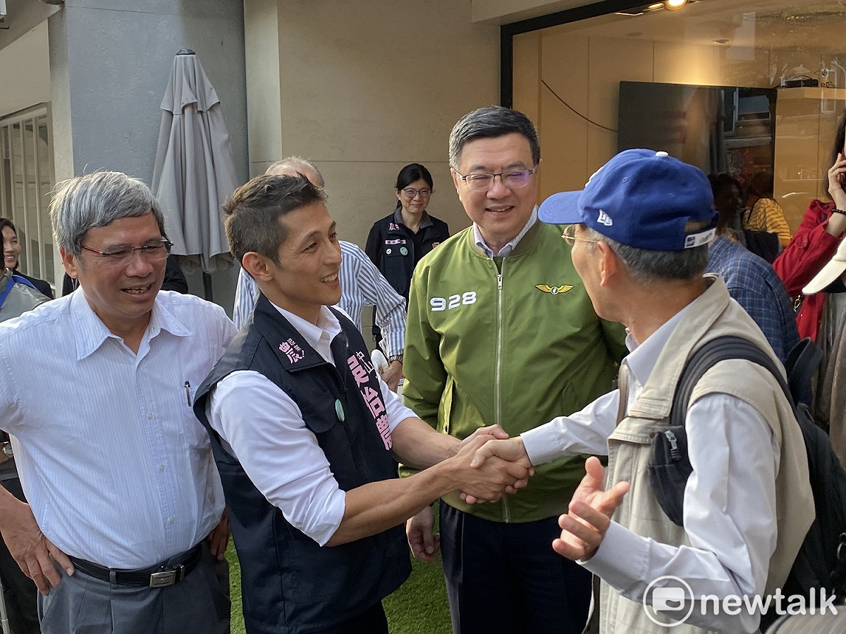 民進黨主席卓榮泰（右2）今日出席立委參選人吳怡農（左2）的「與農有約」座談。 圖：周煊惠 ／攝