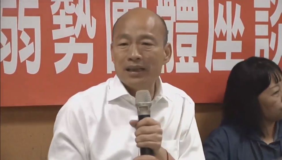 國民黨總統參選人韓國瑜6日新竹傾聽之旅在新竹關帝廟接受媒體聯訪，解釋南港7200萬豪宅案。 圖：翻攝何庭歡 Fans Club臉書