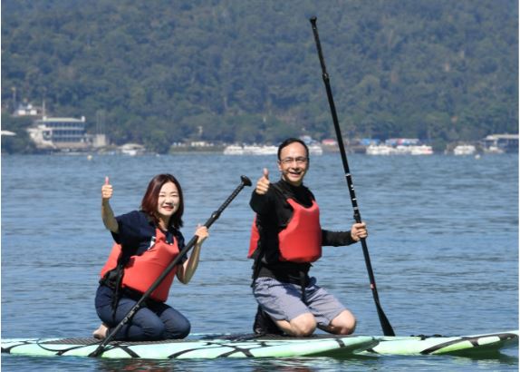 朱立倫幫馬文君助選，首次挑戰日月潭現在最夯的水上活動「立式划槳」。 圖：朱立倫辦公室／提供