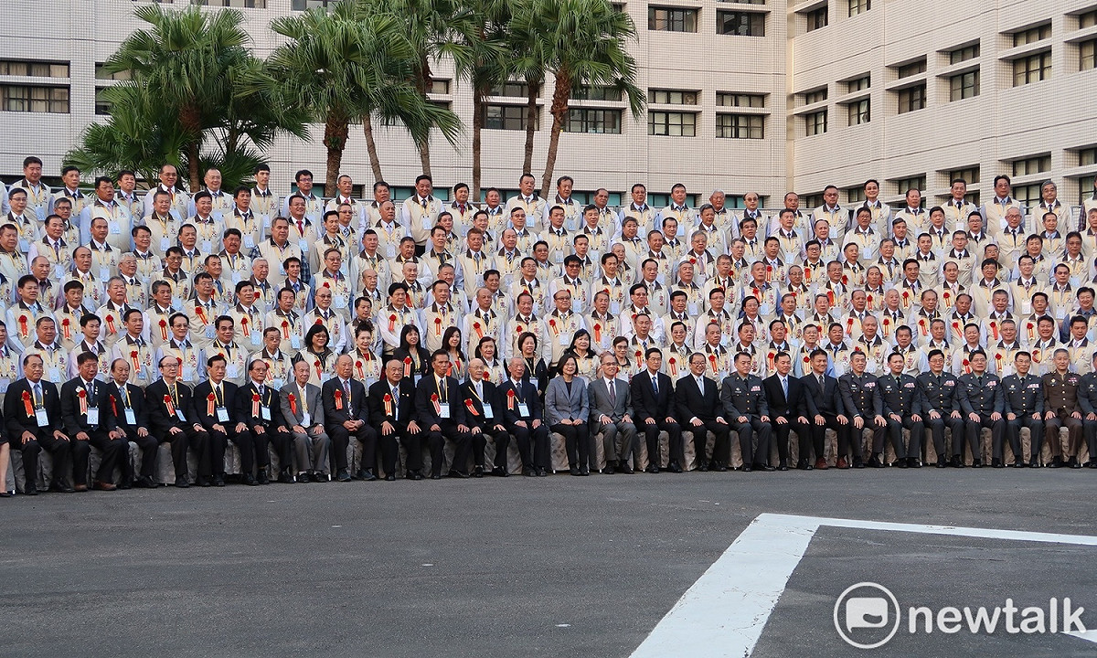 總統蔡英文6日與後備軍人幹部合影。 圖：林朝億/攝