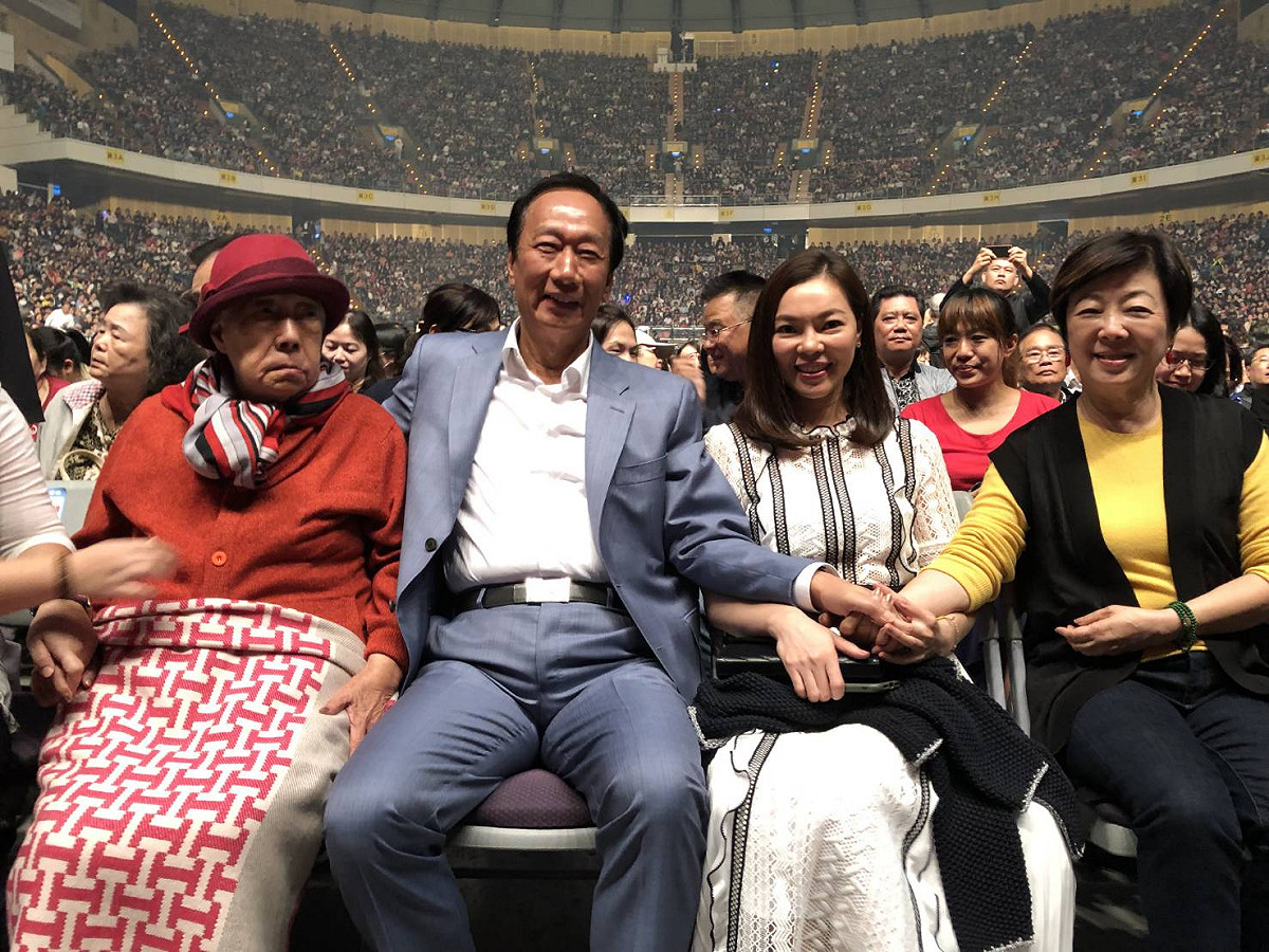 郭台銘與老婆及表姊陪著母親一同欣賞費玉清的封麥告別演唱會。 圖：郭台銘辦公室提供