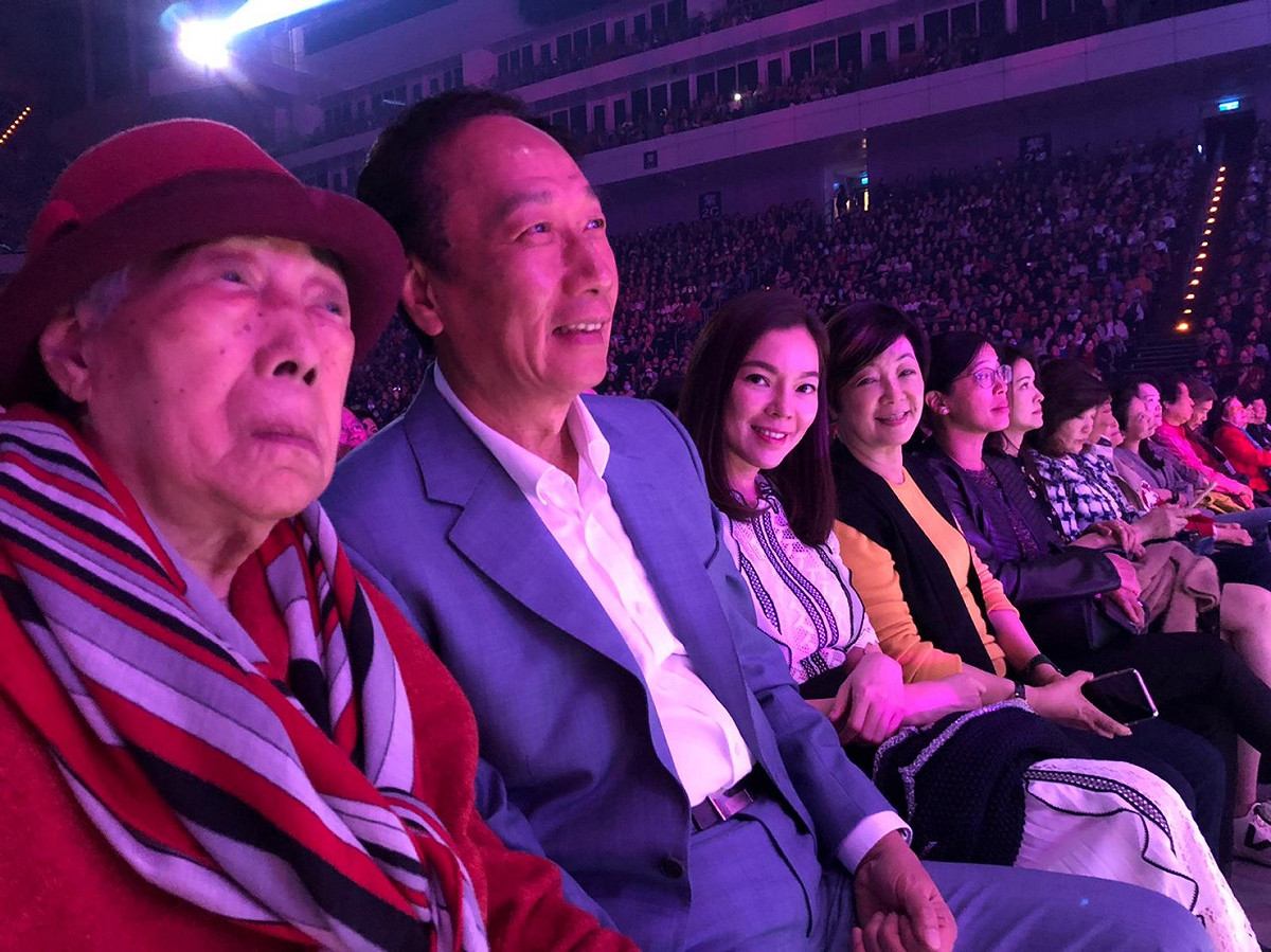 郭台銘與老婆及表姊陪著母親一同欣賞費玉清的封麥告別演唱會。 圖：郭台銘辦公室提供