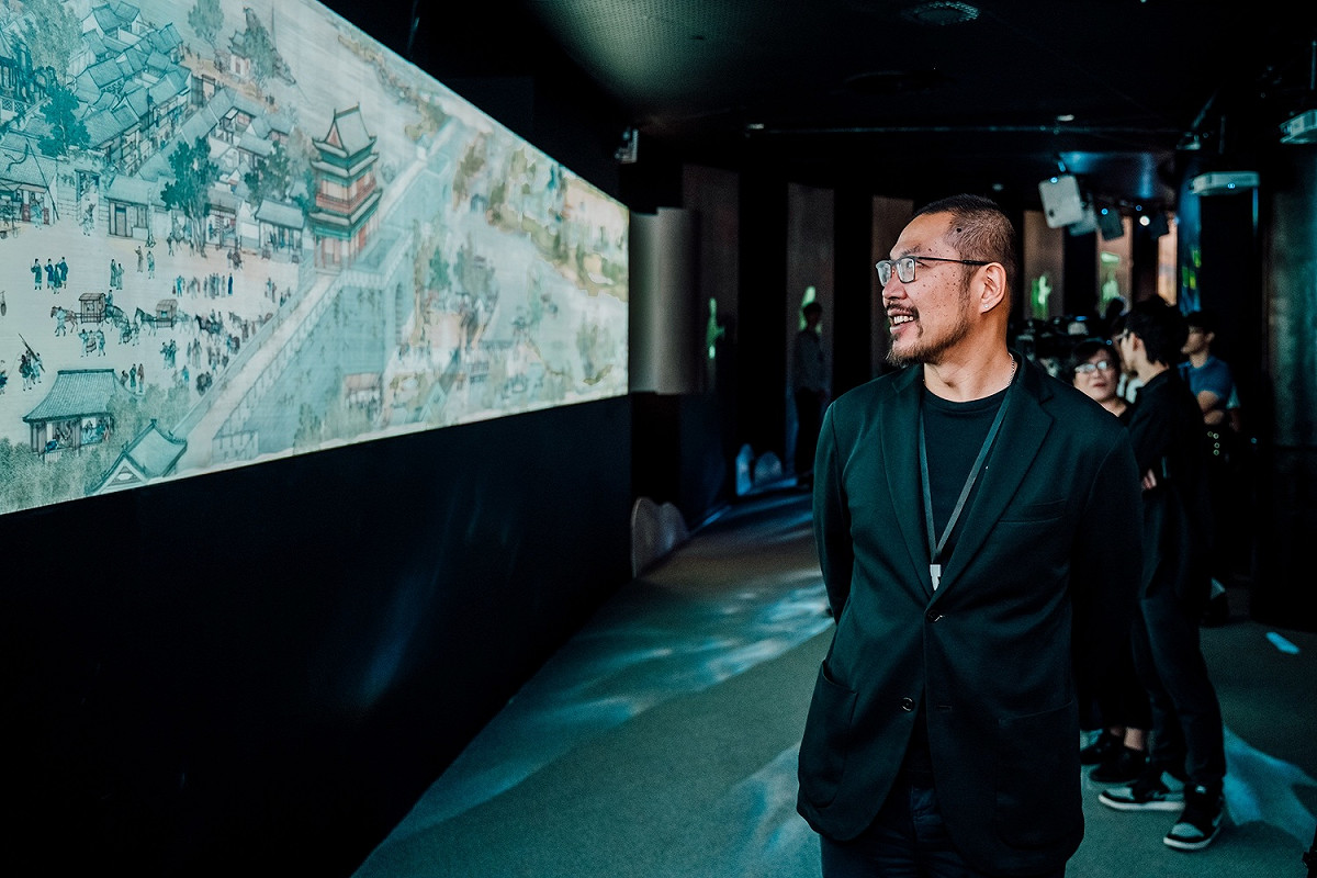 衛武營國家藝術文化中心藝術總監簡文彬參觀展覽。 圖：衛武營國家藝術文化中心／提供