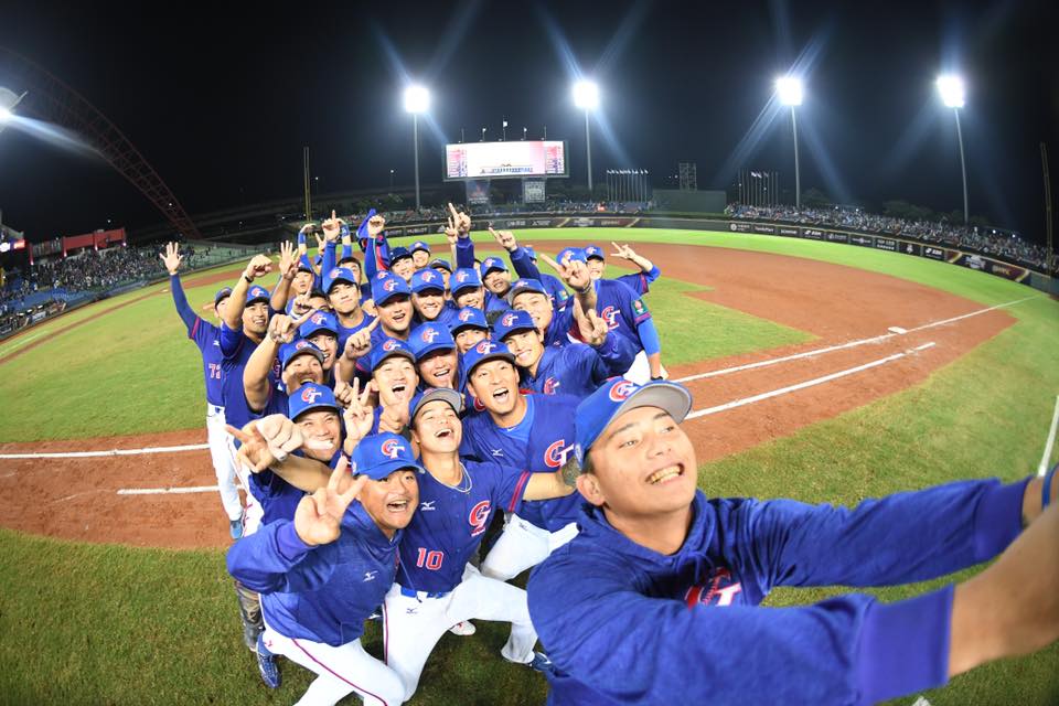 昨（6）日中華隊交手委內瑞拉，以終場3比0獲勝，確定晉級複賽，今天將與日本對決。 圖：翻攝自中華民國棒球協會粉絲團