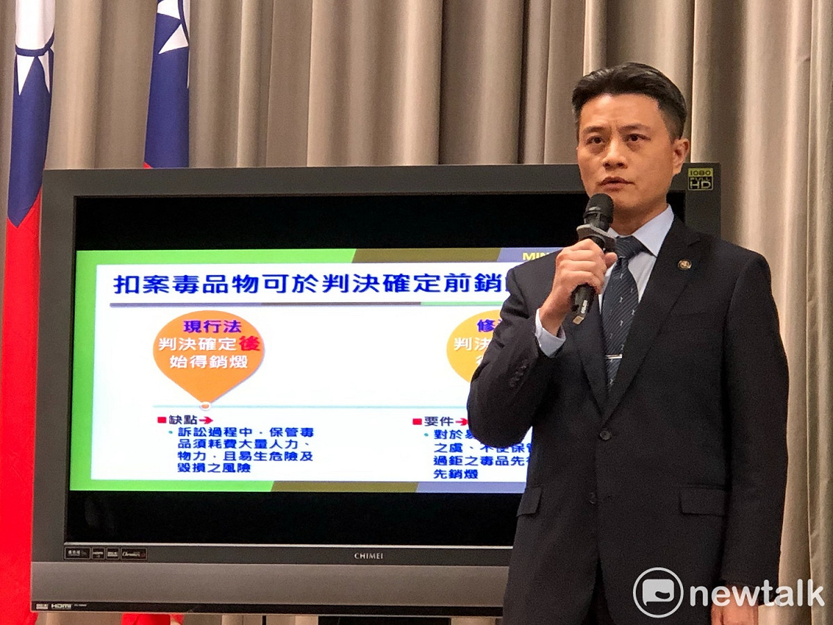 法務部檢察司李濠松副司長今（７）天在行政院會後記者會說明「毒品危害防制條例」部分條文修正草案。 圖：謝莉慧／攝