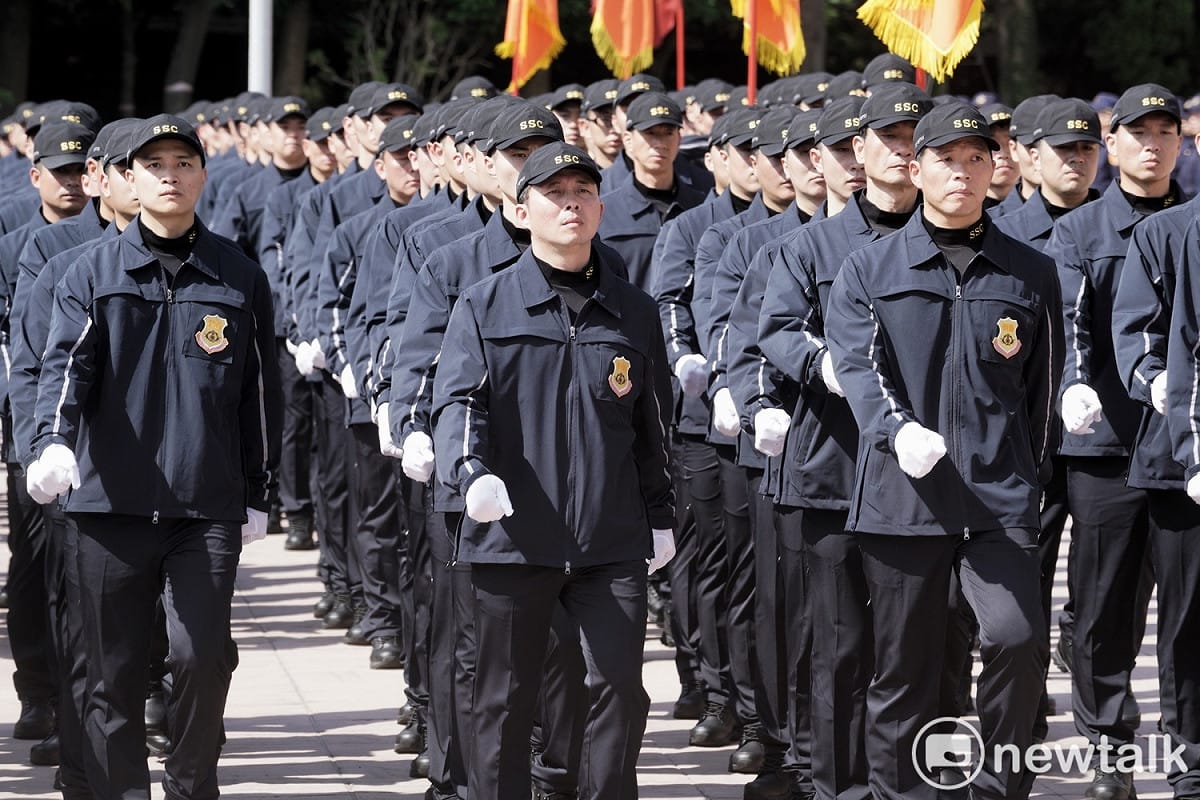 國家安全局今舉行第十五任正副總統選舉安維編組結訓典禮，共計有330位特勤人員加入總統大選安維編組。 圖：張良一/攝
