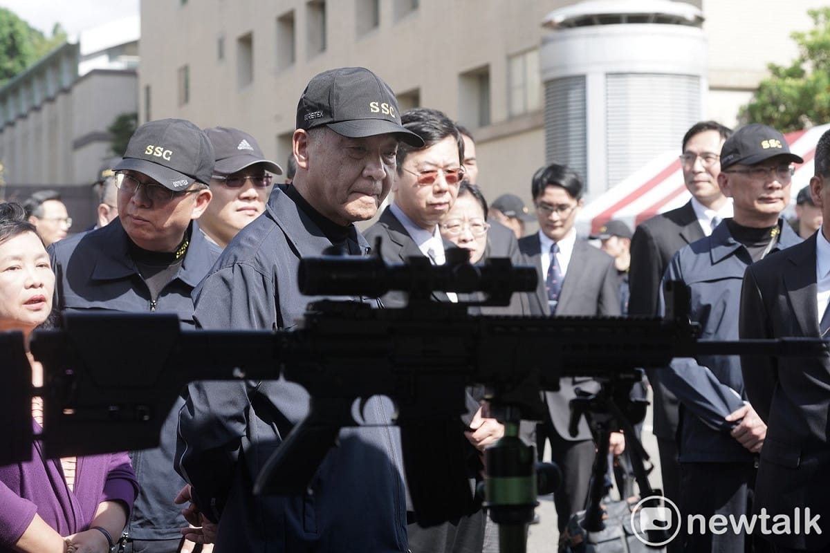國安局長邱國正視察各項維安裝備。 圖：張良一/攝