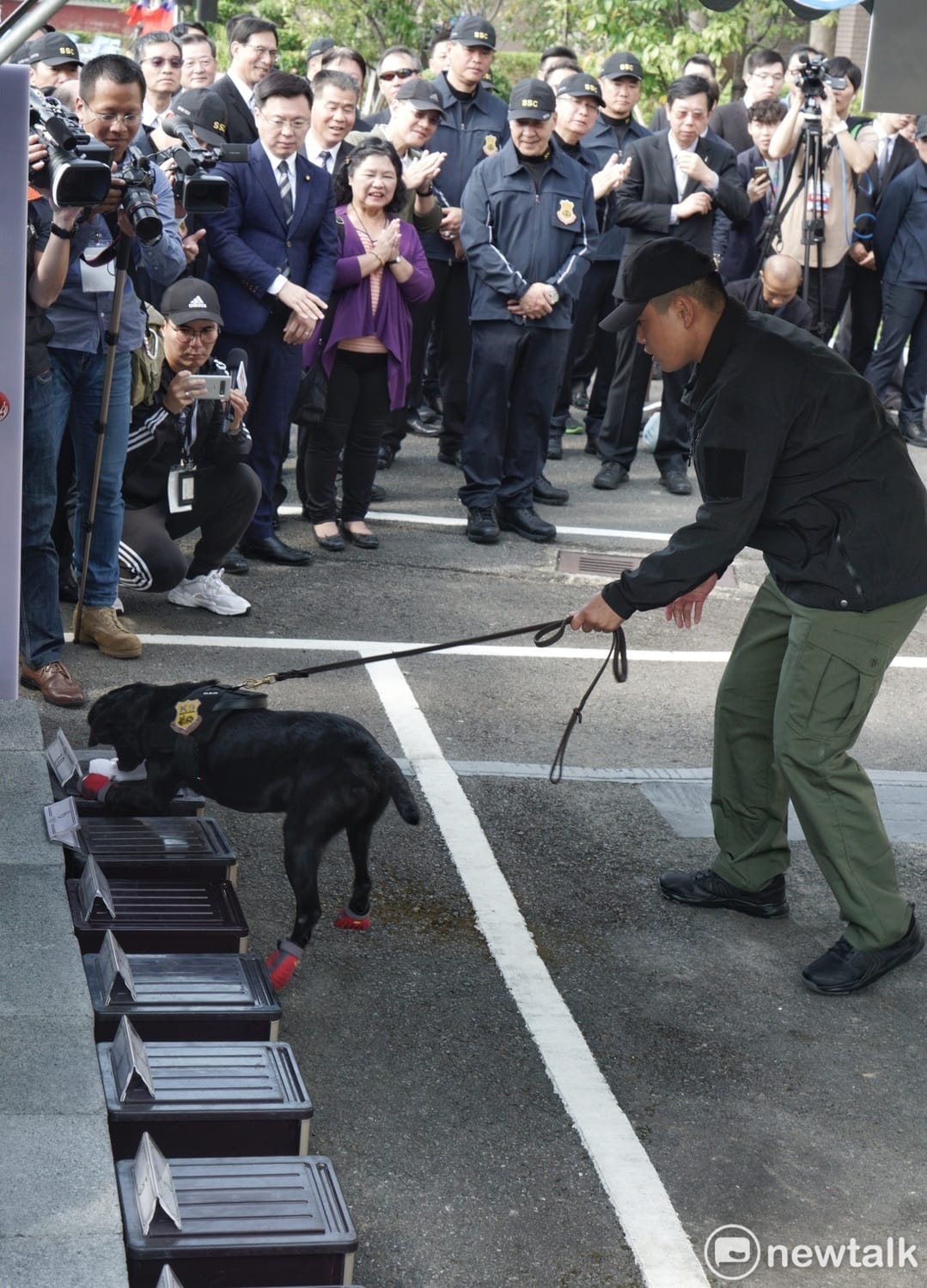 國安局長邱國正視察偵爆犬搜尋爆裂物。 圖：張良一/攝