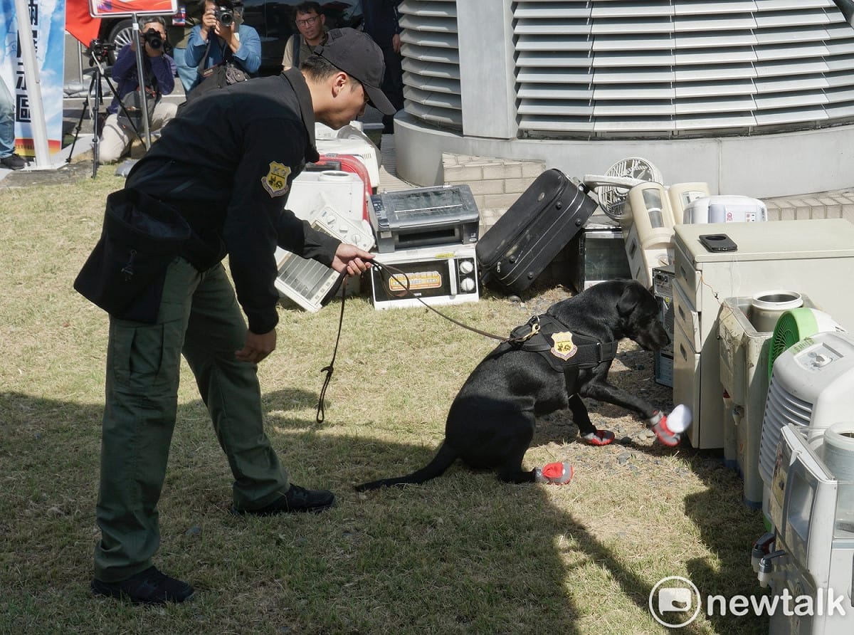 偵爆犬搜索爆裂物。 圖：張良一/攝