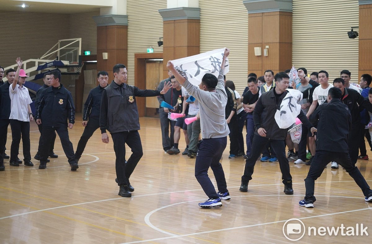 國安局特勤人員演練候選人遭遇陳抗之狀況排除。 圖：張良一/攝