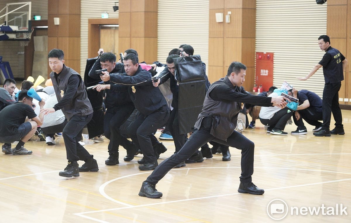 國安局特勤人員模擬候選人遭遇槍擊之狀況演練。 圖：張良一/攝