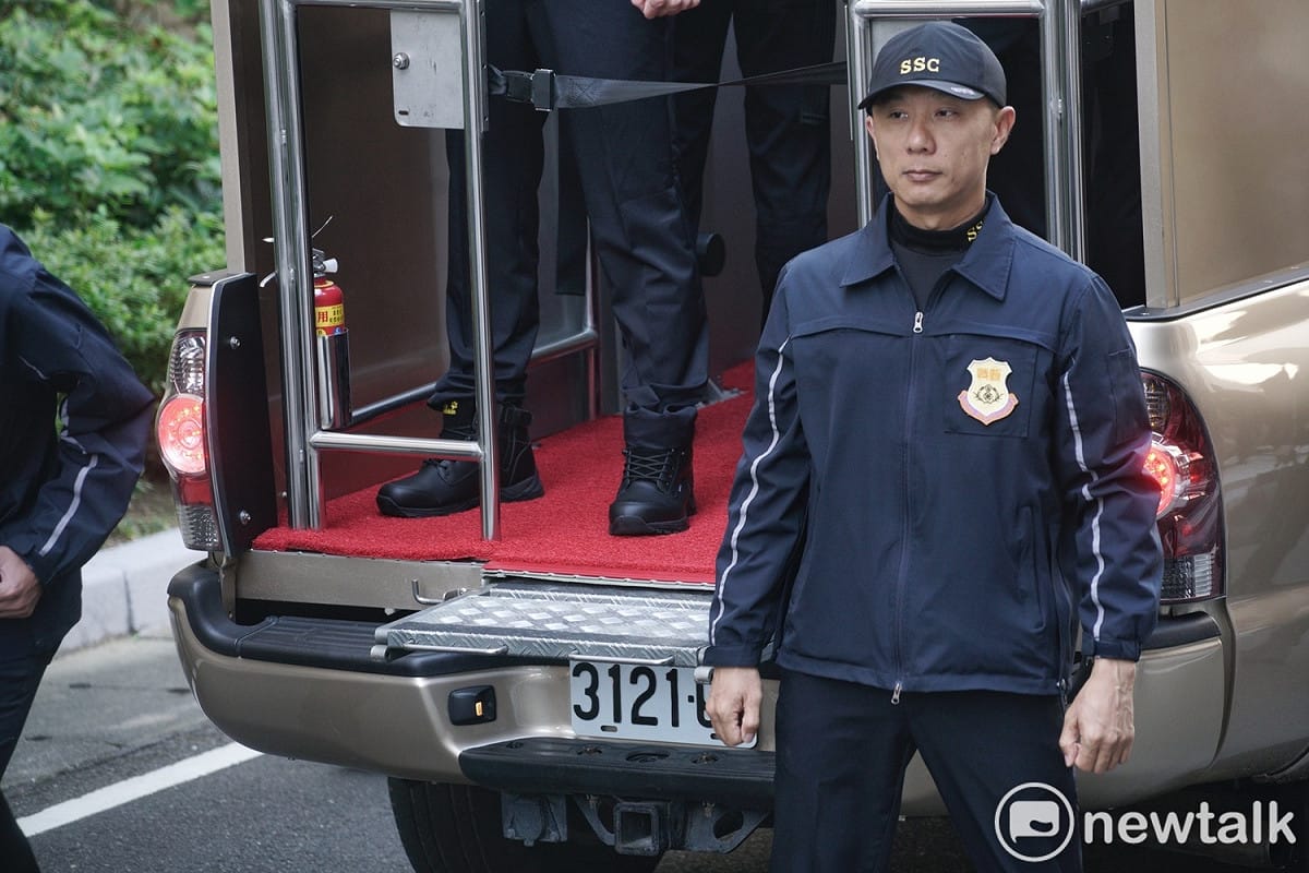 特勤中心演練總統候選人掃街維安，卻出現伸縮梯無法無法收進車子的狀況。 圖：張良一/攝