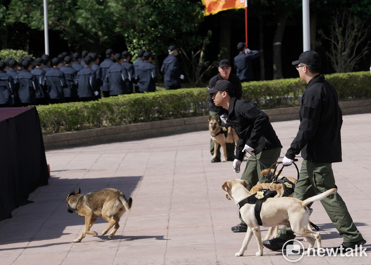 編成典禮結束後，一隻偵爆犬掙脫頸圈，在校閱場跑起來。 圖：張良一/攝