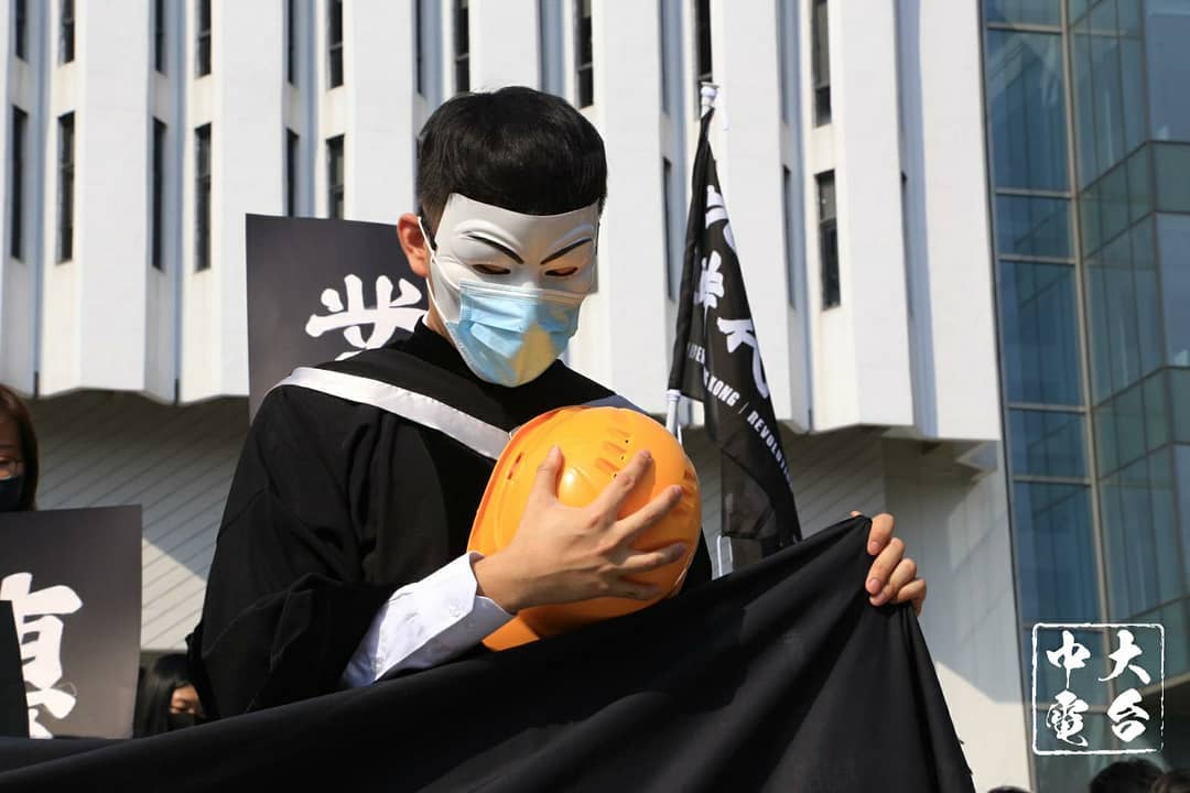 香港中文大學今天舉行畢業典禮，一早便有一批畢業生發起校內遊行。 圖 : 翻攝自中大校園電台臉書