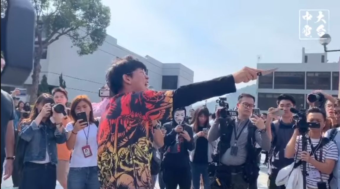 稍早在中大畢業生遊行期間，則疑似有中國內地生突然一邊唱中國國歌、一邊持刀指向遊行學生。 圖 : 翻攝自中大校園電台臉書