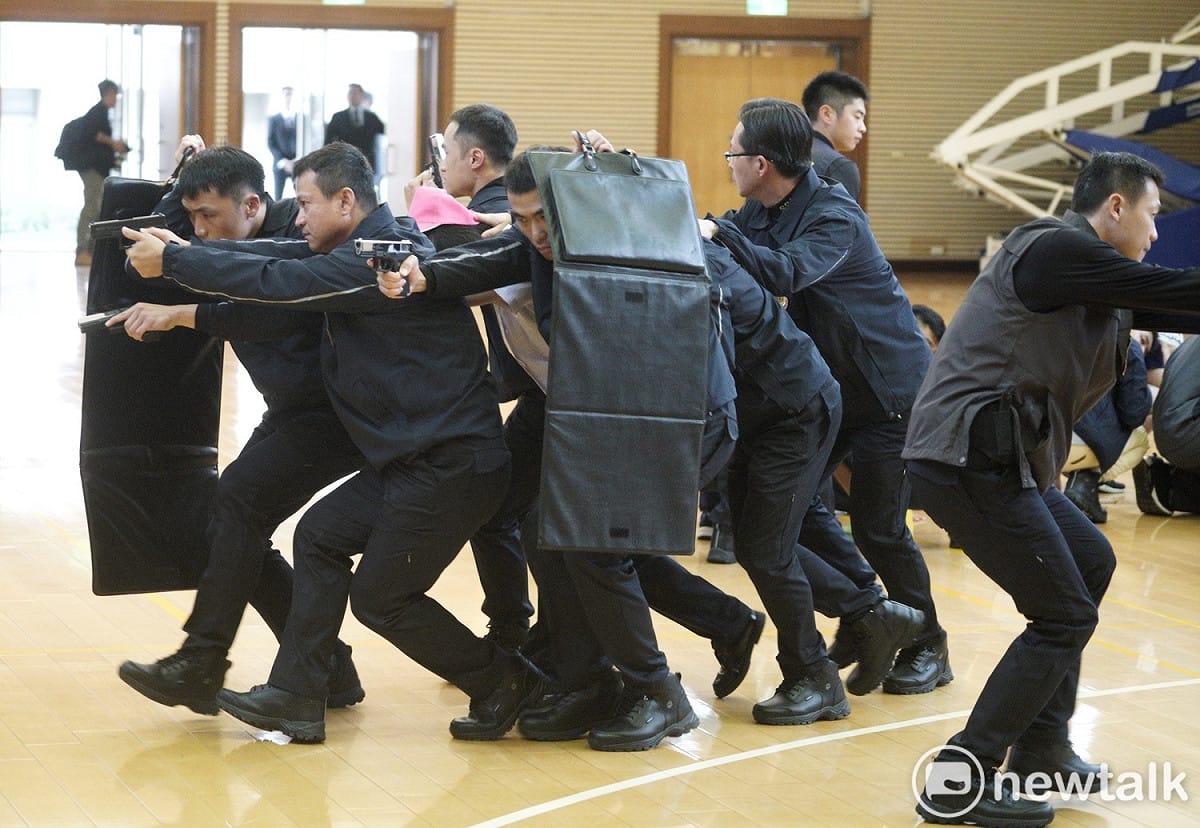 國安局特勤人員模擬候選人遭遇槍擊之狀況演練。 圖：張良一/攝
