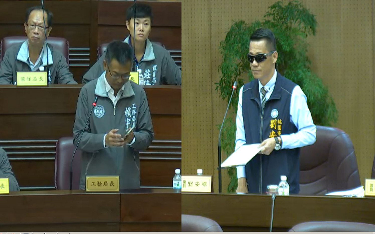 工務局長賴宇亭當場撥打報修專線電話，卻是空號。 圖：林昀真／翻攝