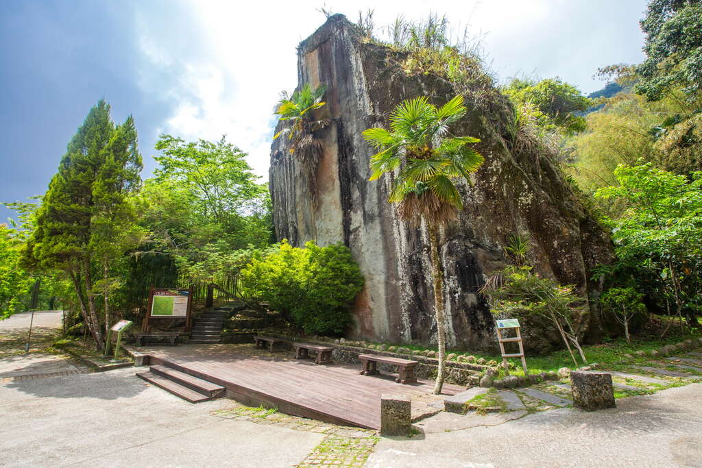 嘉義頂湖步道入口地標觀音石遭人刻字破壞，此類行為最高可罰500萬罰鍰。 圖：翻攝自阿里山國家風景區網站
