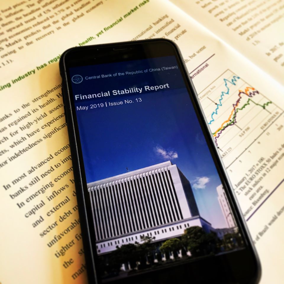中央銀行總裁楊金龍今表示，現已成立央行數位貨幣（CBDC）研究計劃專案小組，進行相關測試、研究。 圖：翻攝自中央銀行Facebook