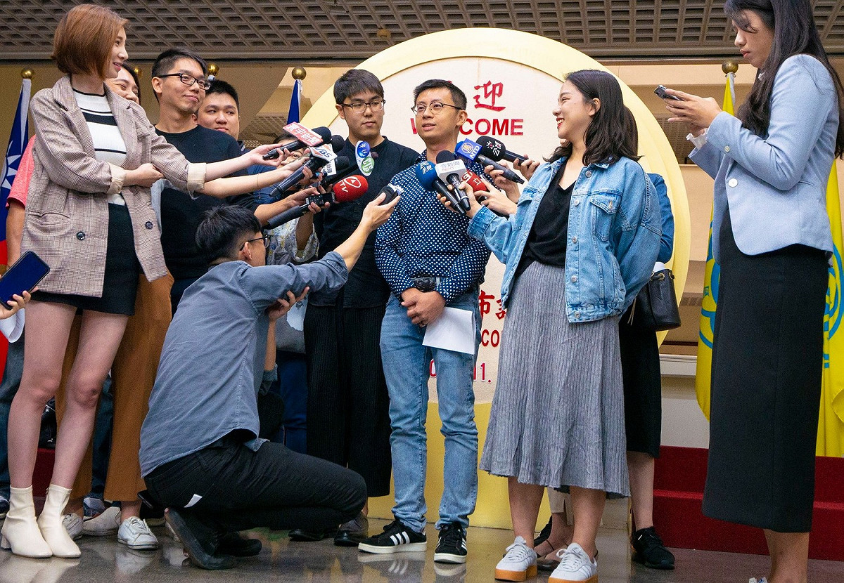 台北市議員「呱吉」邱威傑，5日宣布他將與「志祺七七」頻道創辦人張志祺、眼球中央電視台主播「視網膜」共同籌組「歡樂無法黨」，並已向內政部提出申請。 圖：歡樂無法黨臉書粉專