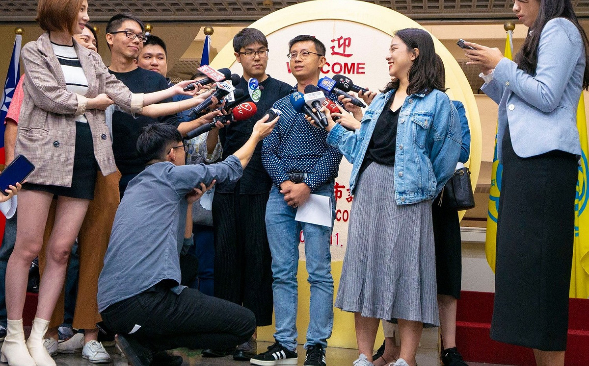 玩真的！歡樂無法黨粉專上線 要證明網紅絕不只是說說