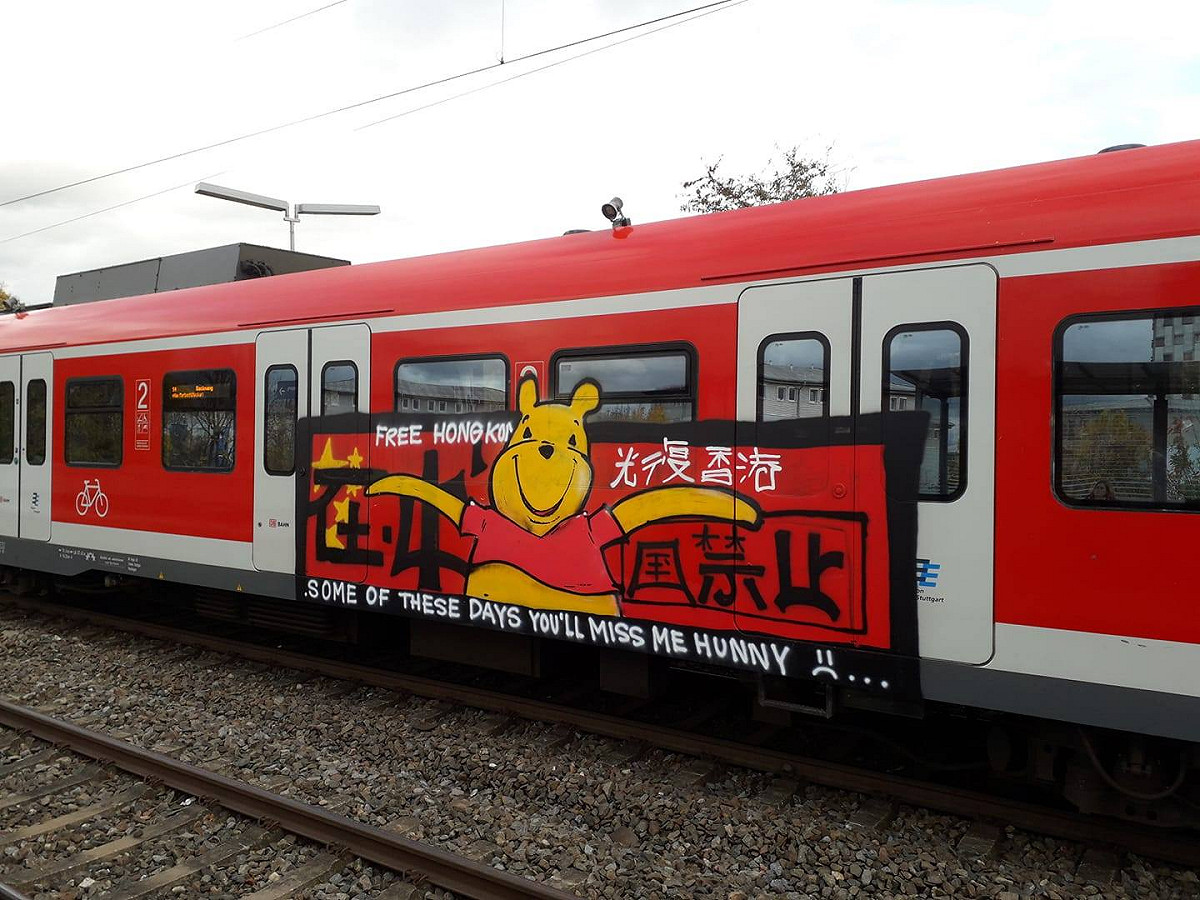 網友在德國南部車站，偶遇一輛畫上小熊維尼圖片，兼用中英雙語噴上「光復香港」的列車。 圖：翻攝《留德趣談》臉書
