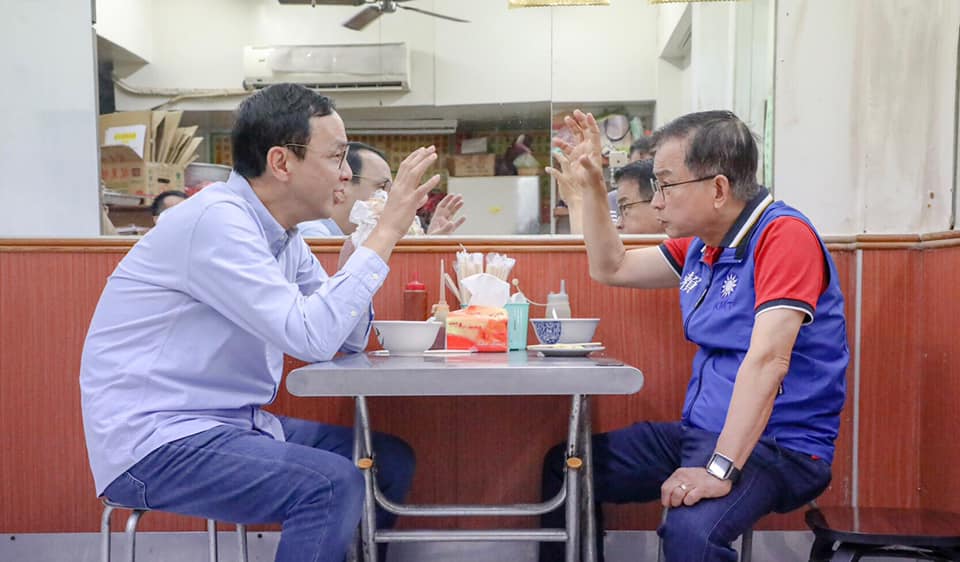朱立倫（左）與賴士葆日前吃早餐、聊財經。 圖：翻攝自朱立倫臉書