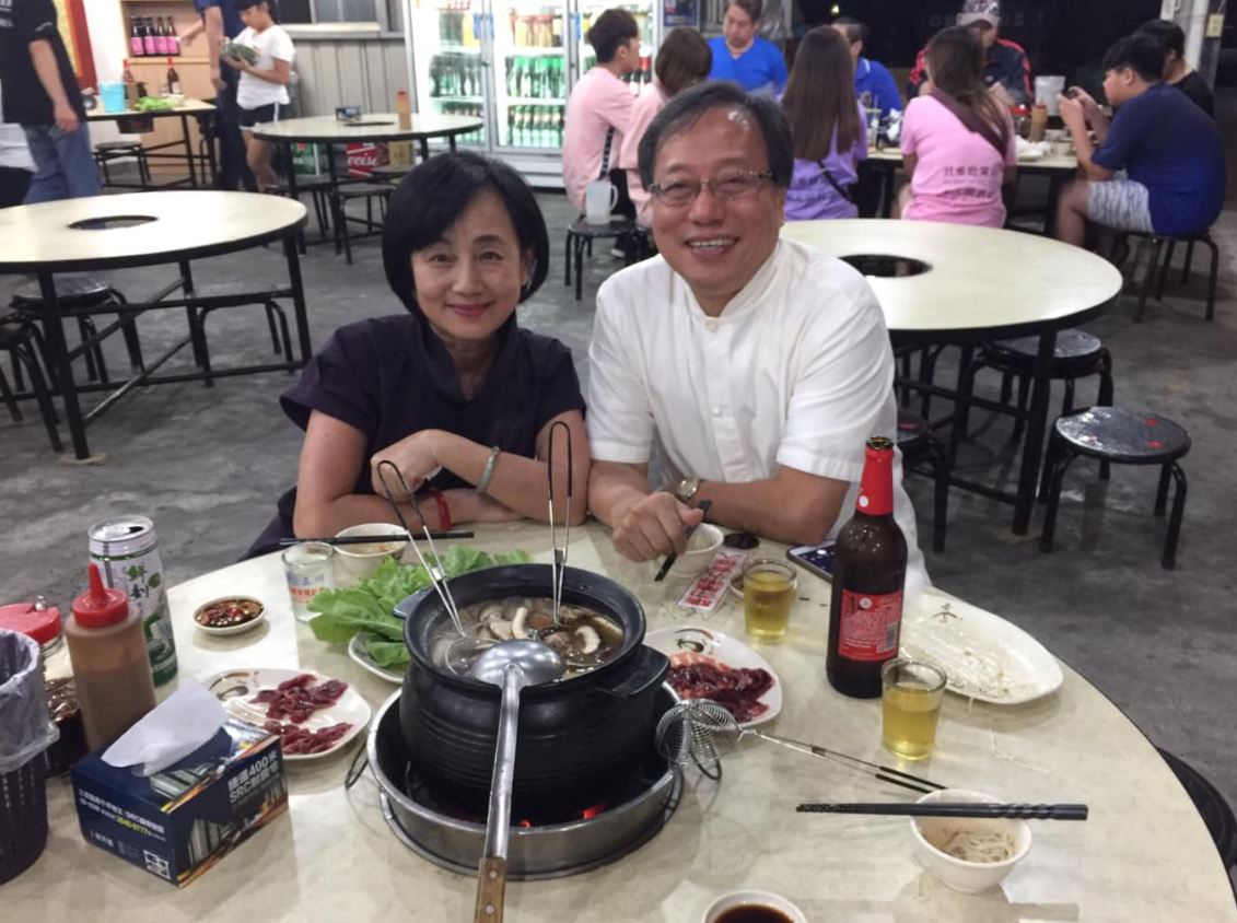 全國公務人員協會榮譽理事長李來希分享與家人共享薑母鴨大餐的照片，卻引發爭議 圖：翻攝自李來希臉書