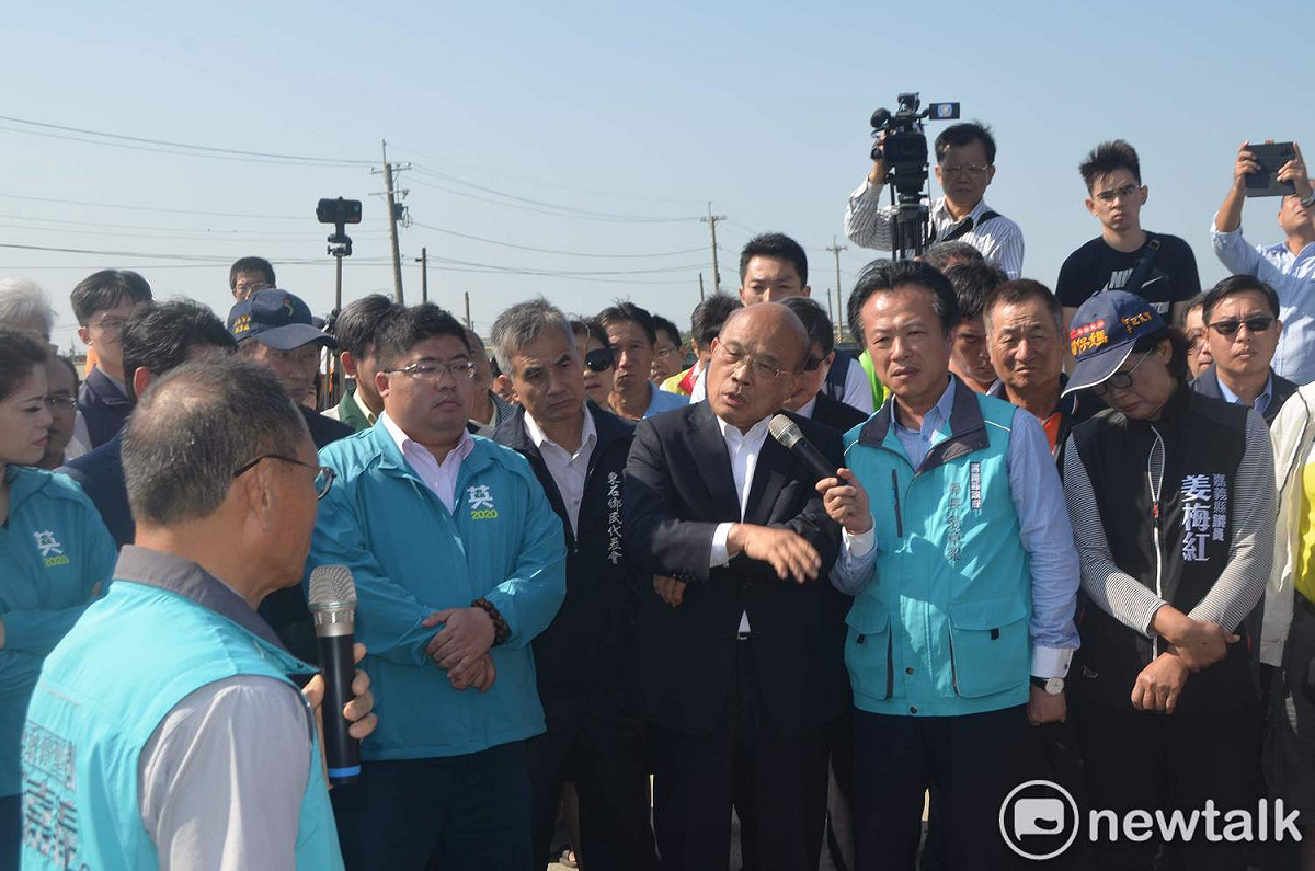 蘇貞昌聽完簡報後，馬上向官員提問，來一場震撼教育。 圖：蔡坤龍/攝