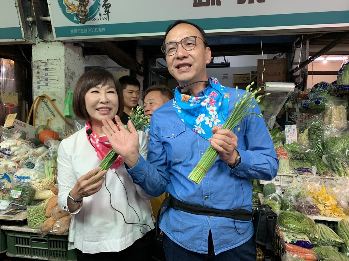 朱立倫和立委呂玉玲到市場教大家用客語講各種菜名。 圖：朱立倫辦公室/提供
