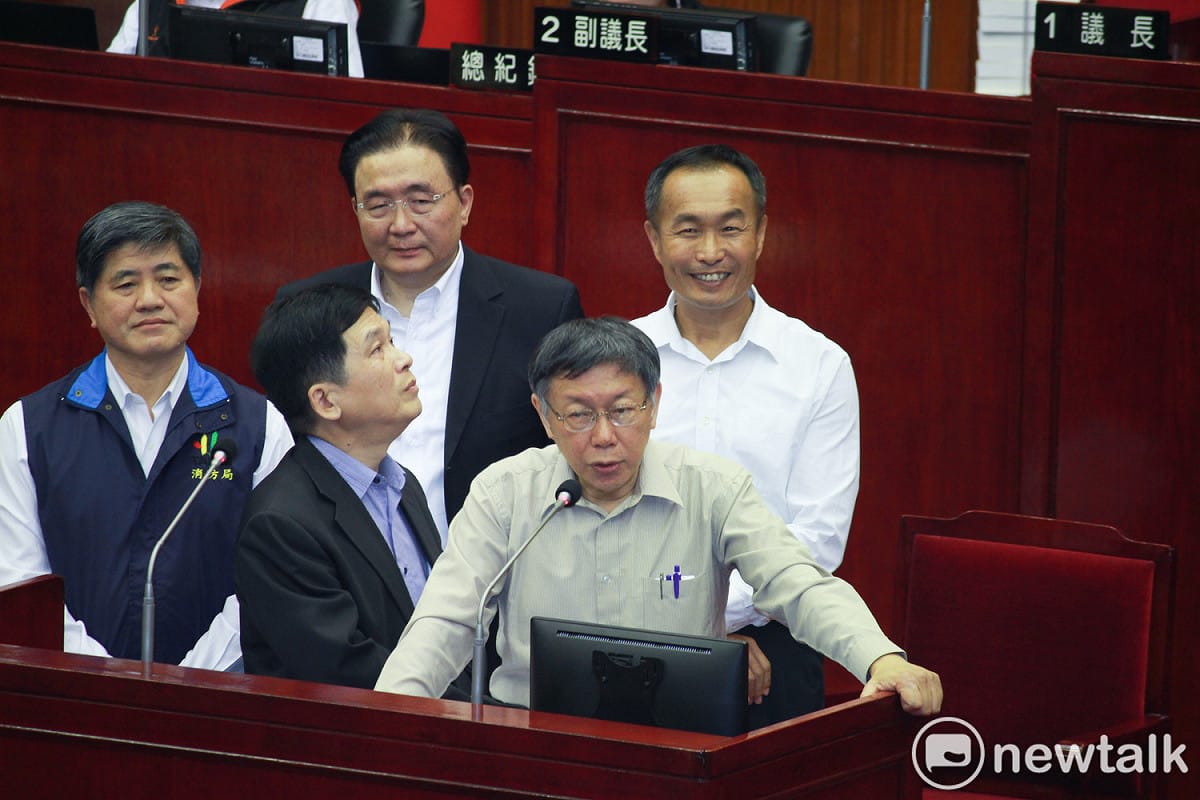 台北市長柯文哲、都發局長黃景茂等人在台北市議會備詢。 圖：周煊惠 ／攝