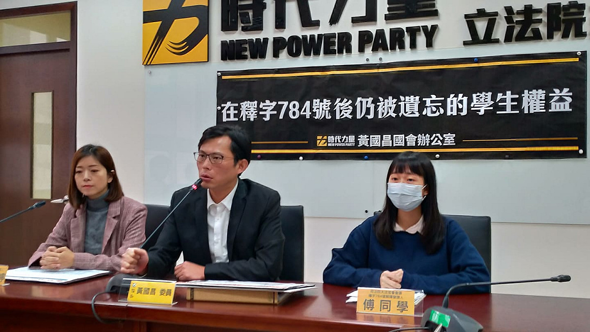 黃國昌今天與大法官會議第784號解釋聲請人傅同學召開記者會。 圖：陳佩君／攝