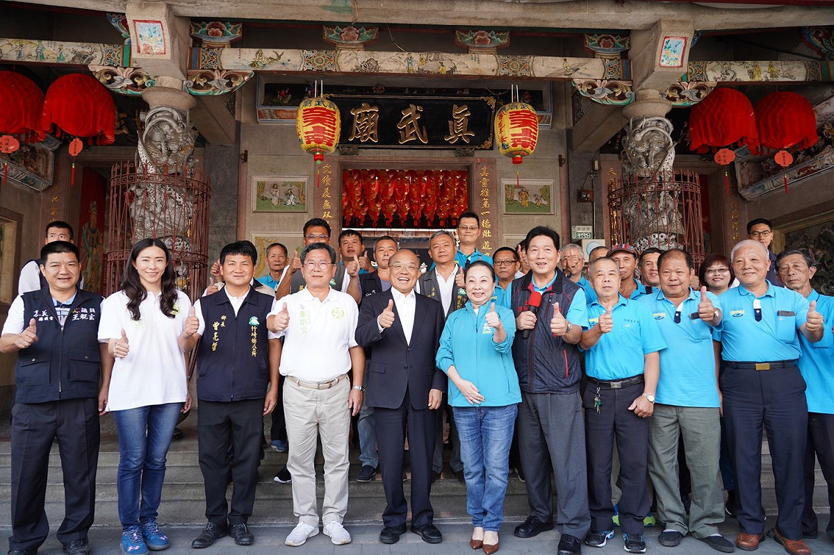 行政院長蘇貞昌到嘉義縣竹崎鄉拜廟，陳明文、張花冠二度合體。 圖：陳明文競選團隊/提供