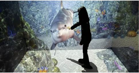 業者展示洞穴式VR，不用戴上VR頭戴裝置就可以感受沉浸式立體視覺效果。 圖：三創園區提供