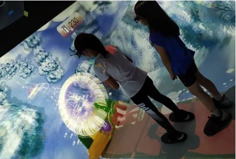 業者展示洞穴式VR，不用戴上VR頭戴裝置就可以感受沉浸式立體視覺效果。 圖：三創園區提供