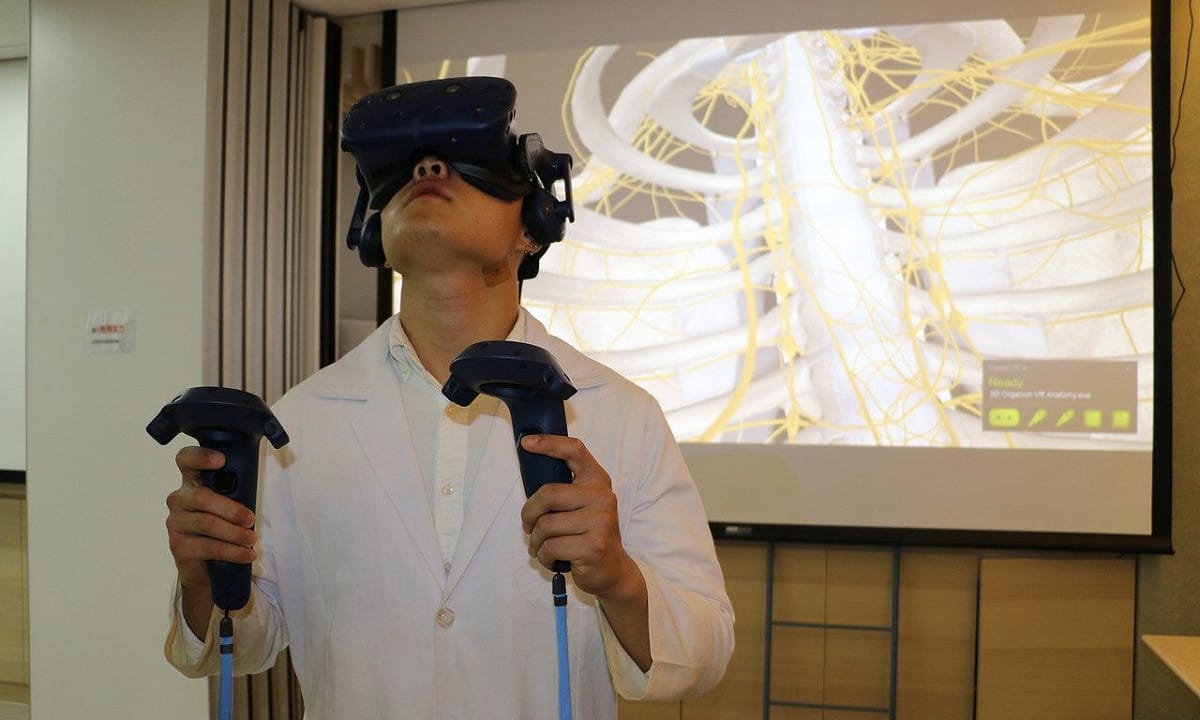 臺北醫學大學已攜手DeepQ成立全球首間最大VR解剖學教室。 圖：翻攝自DeepQ官網