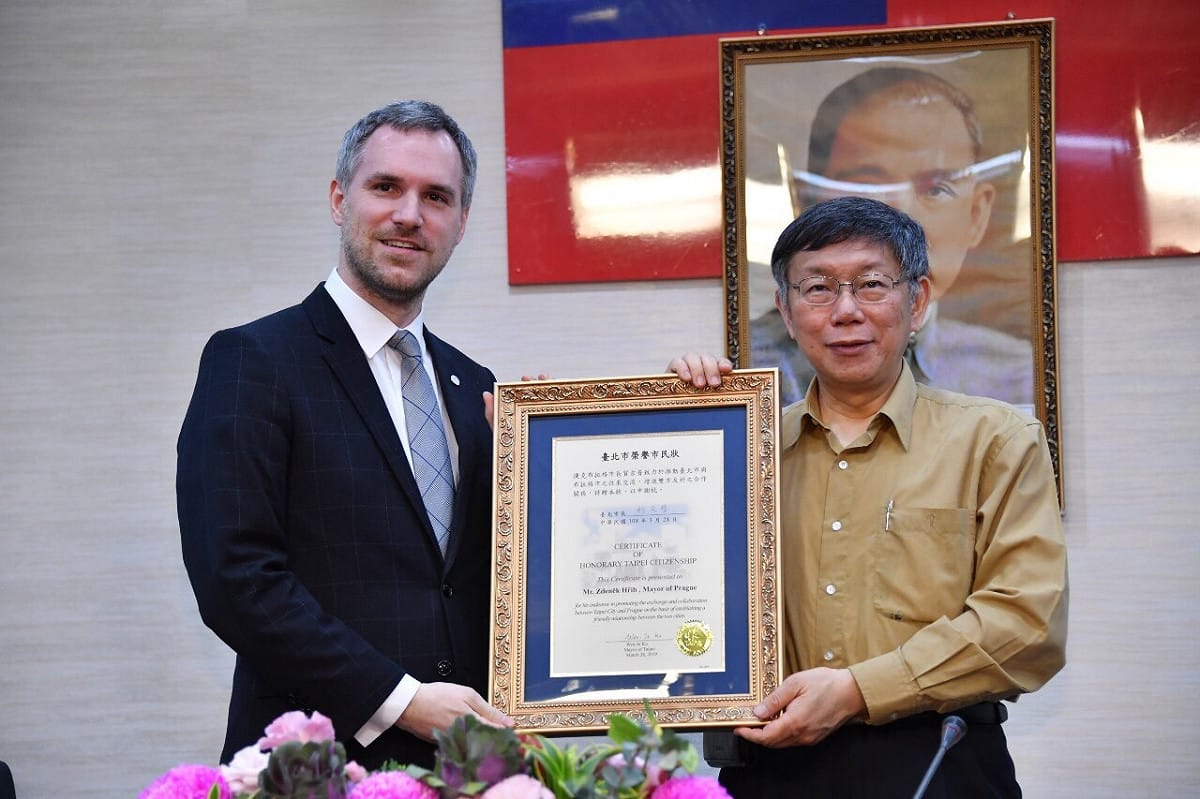 布拉格市長賀瑞普（左）相當挺台，今年3月曾拜會台北市長柯文哲（右），並有意締結姊妹市。 圖：台北市政府 / 提供（資料照）