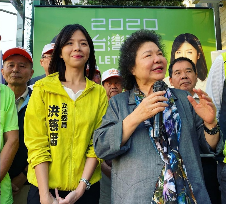 總統府秘書長陳菊8日下午到台中神岡，幫無黨籍立委洪慈庸助選。 圖：翻攝洪慈庸IG