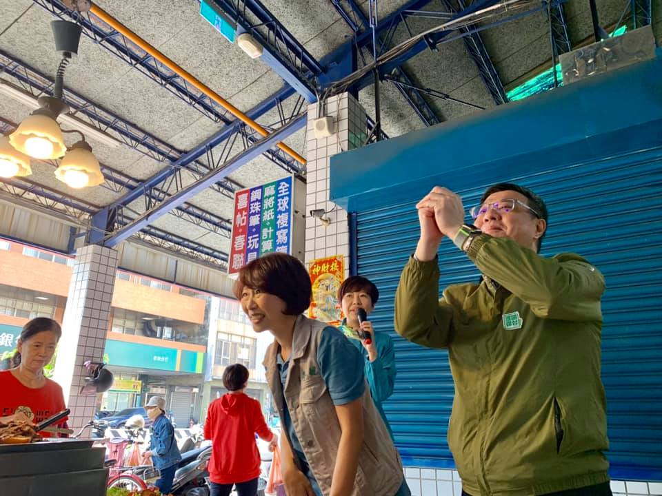 民進黨主席卓榮泰今（8）日前往台南，與立委陳亭妃等人一起掃街拜票。 圖：翻攝自卓榮泰臉書