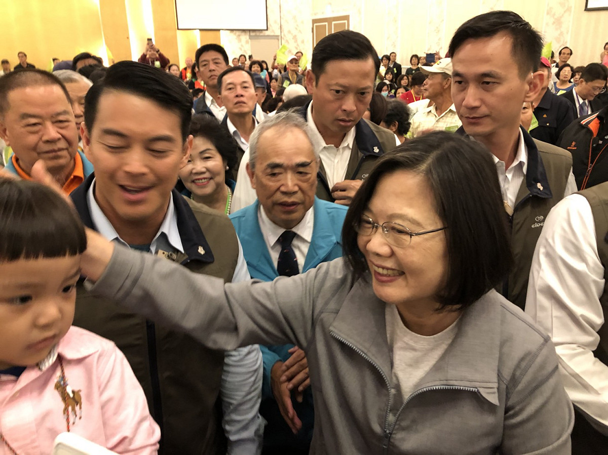 蔡英文出席台中市百工百業暨婦女後援總會授證大會時告訴大家「民主可以當飯吃」。 蔡英文台中競選總部/提供