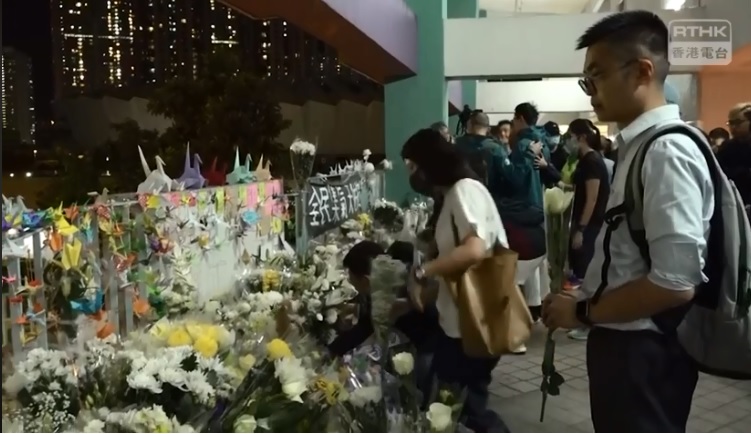 大批民眾手持鮮花並點燃燭光追思周梓樂。 圖：翻攝RTHK臉書
