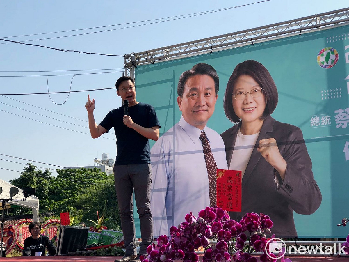 立委王定宇今日成立仁德競選總部，台南在地子弟林飛帆接任民進黨副秘書長後，首度返鄉助選站台。 圖／黃博郎攝