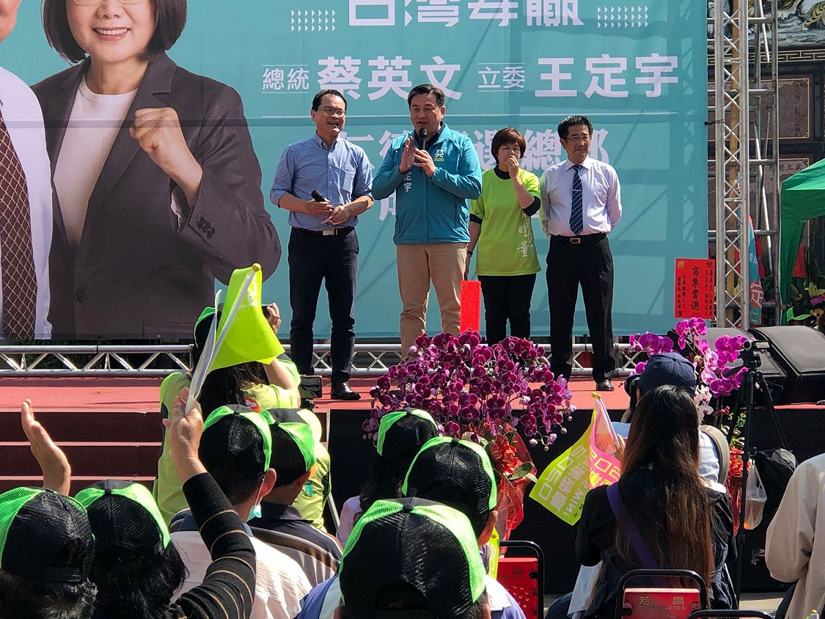 知名主持人鄭弘儀南下為王定宇站台。 圖／黃博郎攝