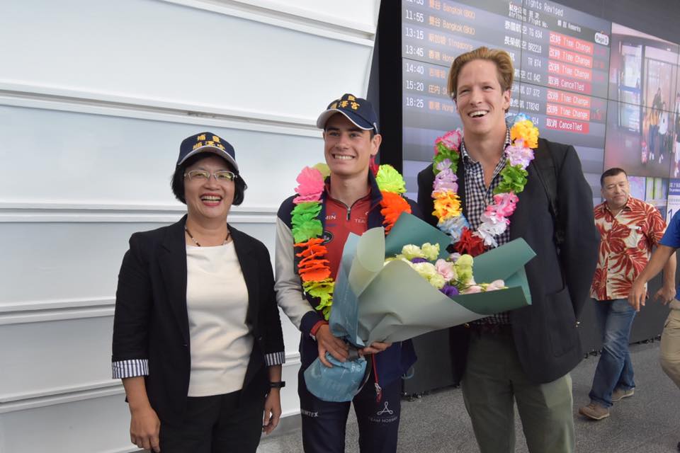 挪威選手伊登(Gustav Iden)(右二)9日終於來台。 圖：翻攝自王惠美臉書