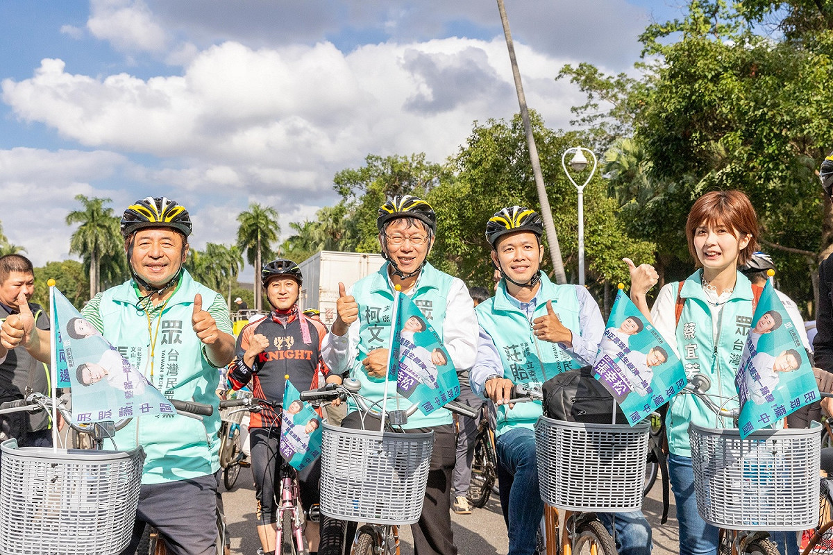 柯文哲９日與張幸松、蔡宜芳、莊貽量等人一起騎乘Ubike造勢。 圖：台灣民眾黨／提供