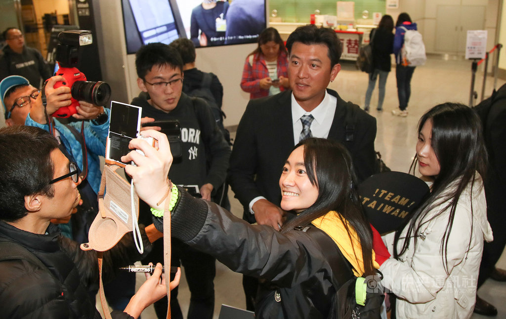2019世界12強棒球錦標賽中華隊9日晚間順利抵達日本，許多球迷到場接機，有球迷開心與中華隊教練王建民（中右）合影。 圖／中央社